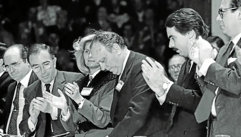 Manuel Fraga fue elegido presidente del Partido Popular en el comité de refundación de 1989
