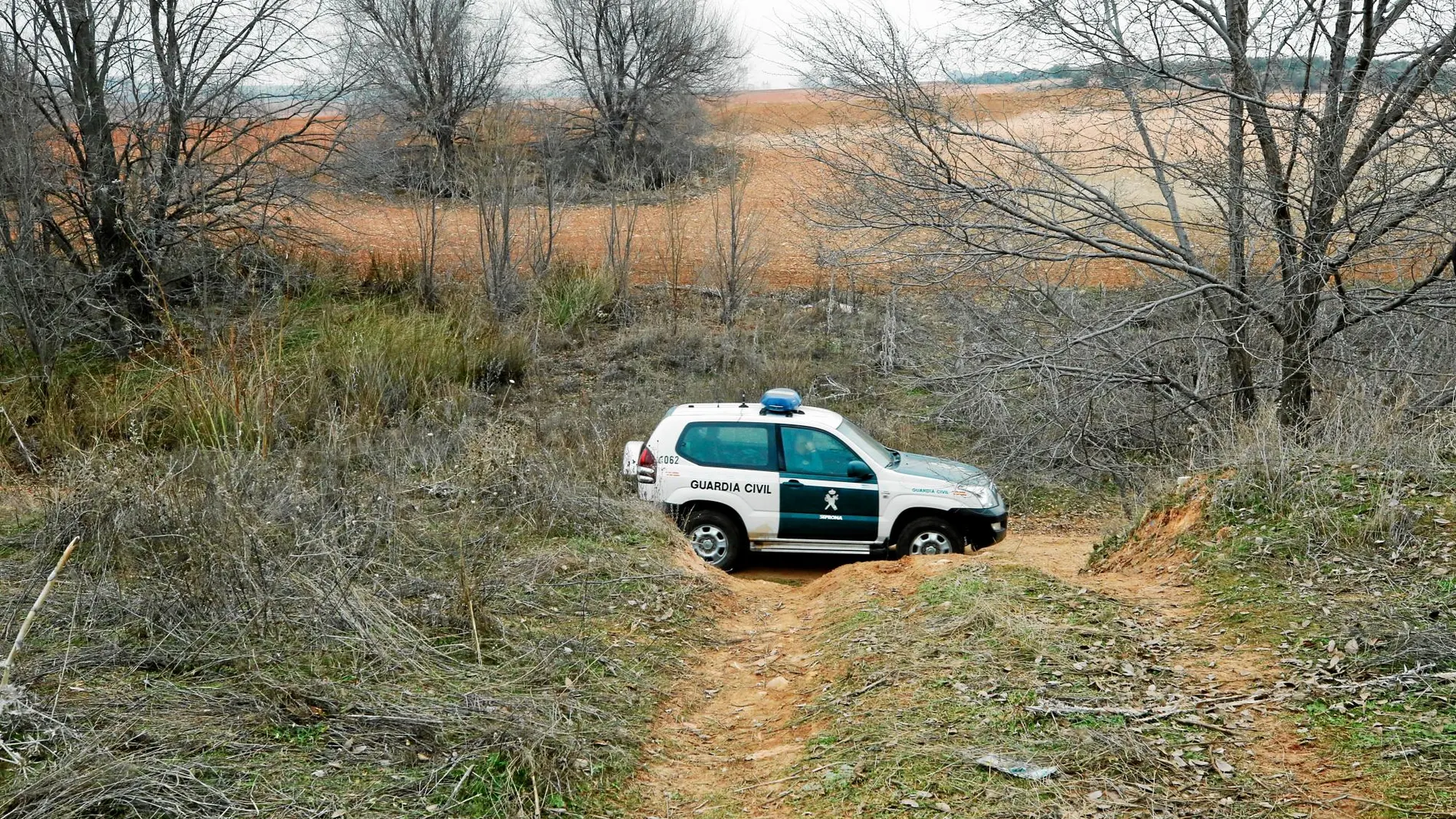 Los agentes de la Guardia Civil analizaron todos los posibles rastros alrededor del camino donde se encontró el cuerpo