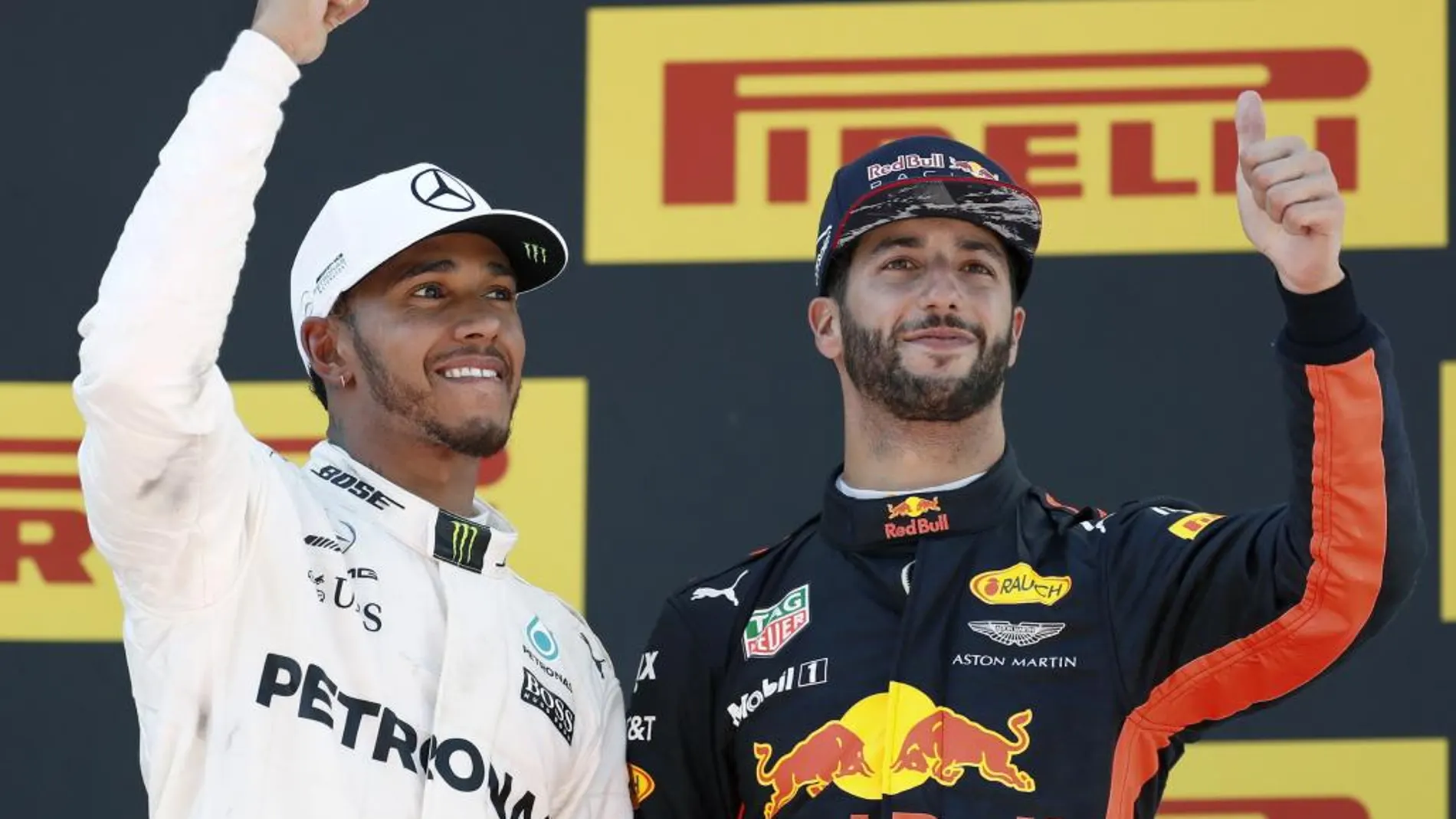 Lewis Hamilton en el podio tras vencer en el Gran Premio de España de Fórmula Uno junto con Daniel Ricciardo (d), tercer clasificado.