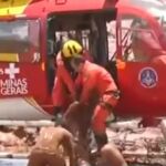 Los bomberos rescatan a las víctimas