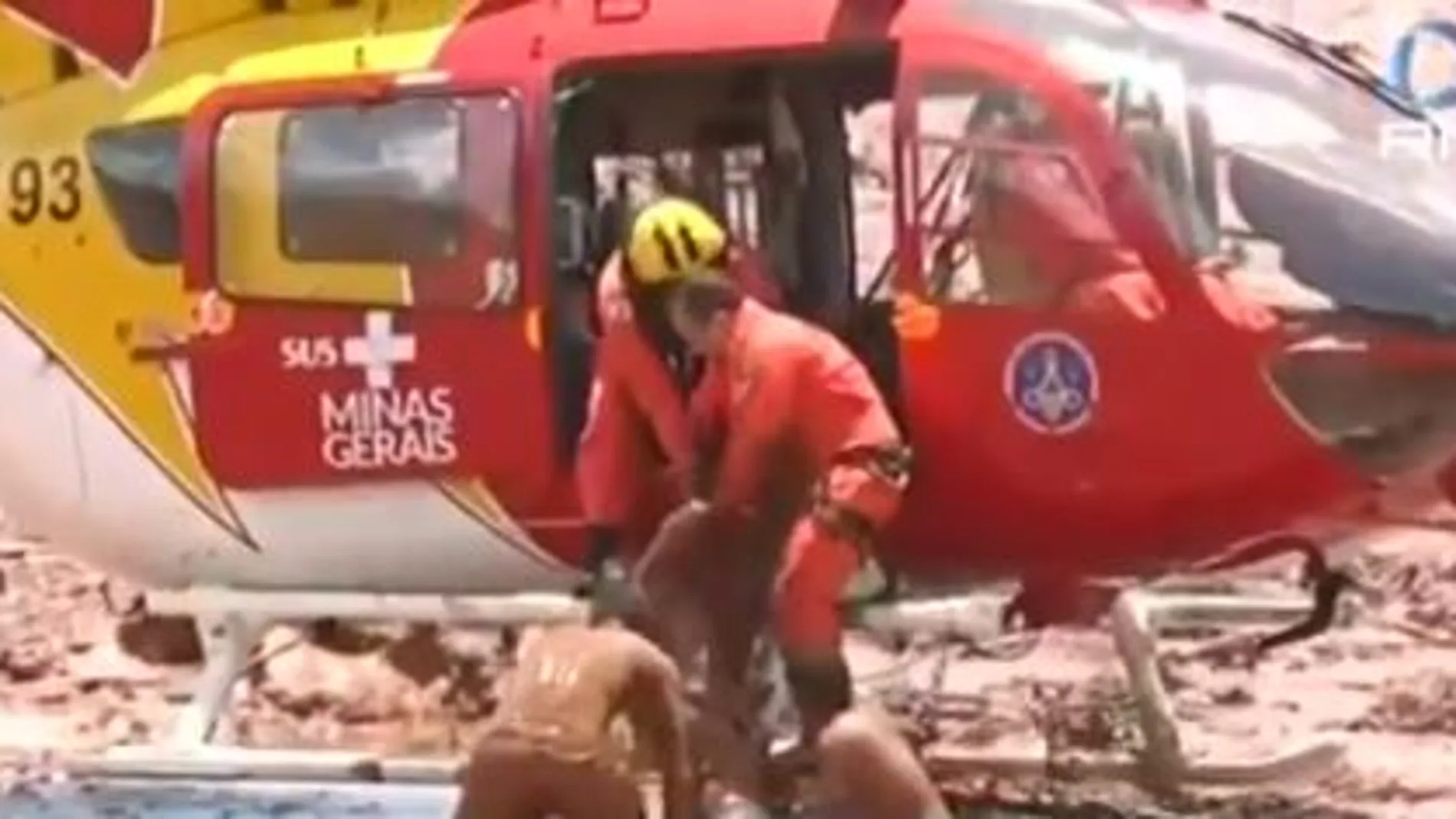 Los bomberos rescatan a las víctimas