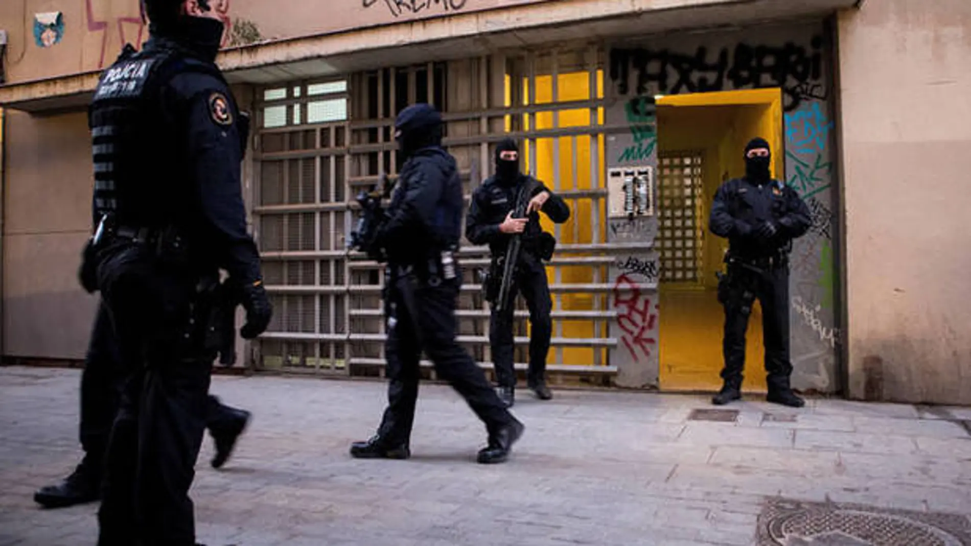 Agentes de los Mossos d'Esquadra, durante el dispositivo desplegado en Barcelona / Efe