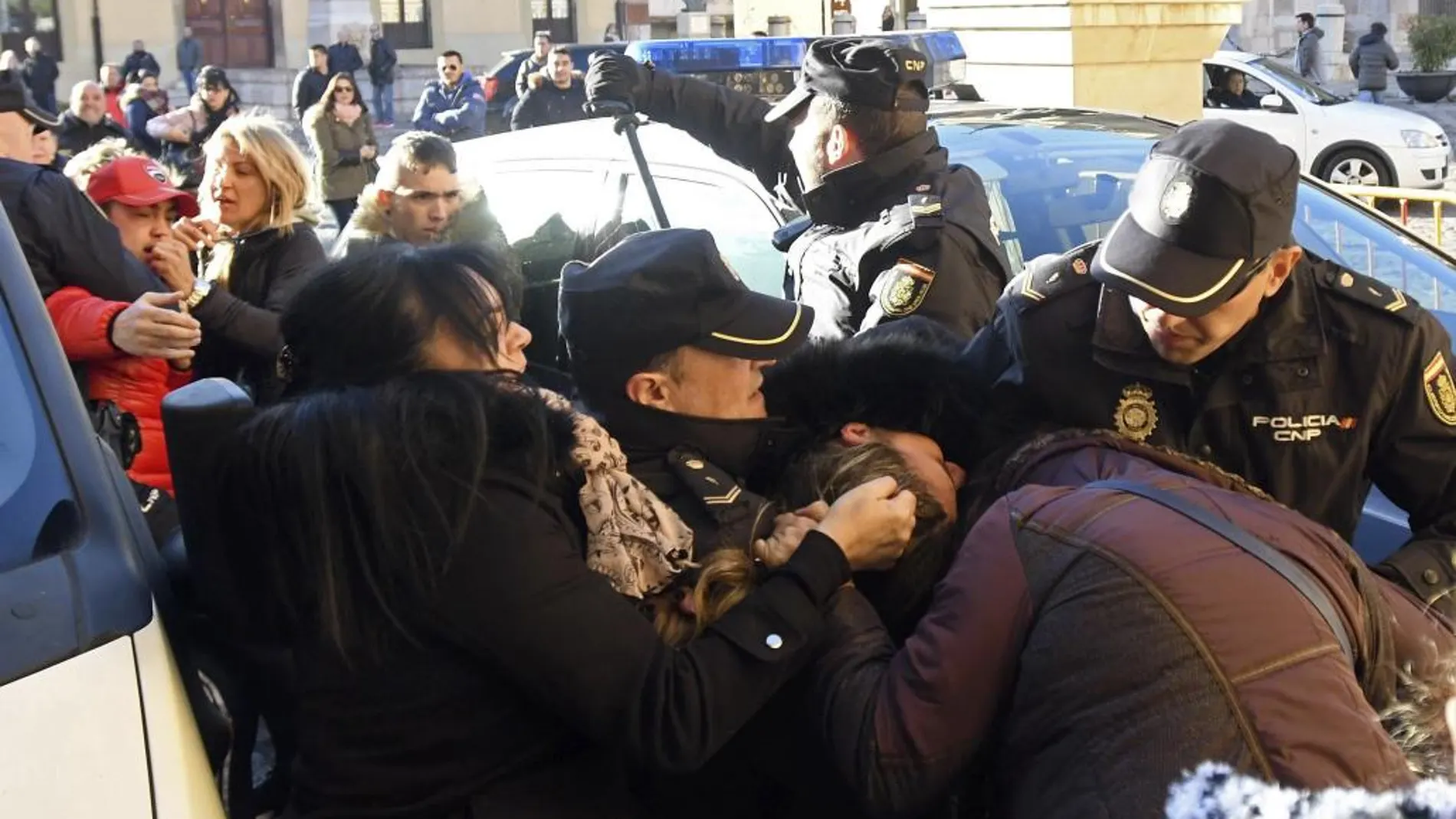 Miriam Caballero, acusada por el asesinato del boxeador, fue agredida por un grupo de personas a su llegada a la Audiencia Provincial de León donde hoy comienzó el juicio