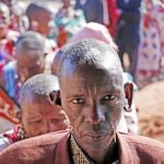 Un masai espera para votar en el pueblo de Magadi, ayer