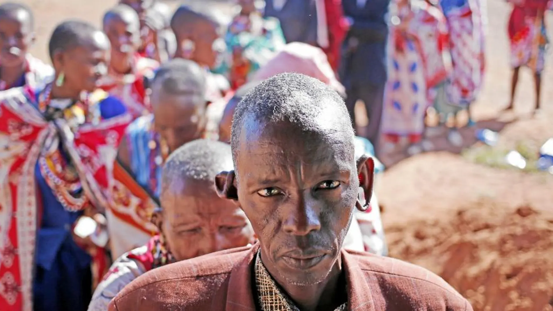 Un masai espera para votar en el pueblo de Magadi, ayer