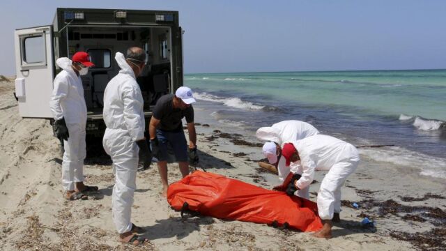 Los equipos de rescate retiran un cuerpo de la playa