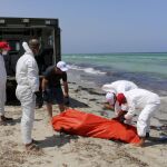 Los equipos de rescate retiran un cuerpo de la playa