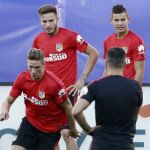 Torres, Saúl y Lucas, durante el entrenamiento de ayer