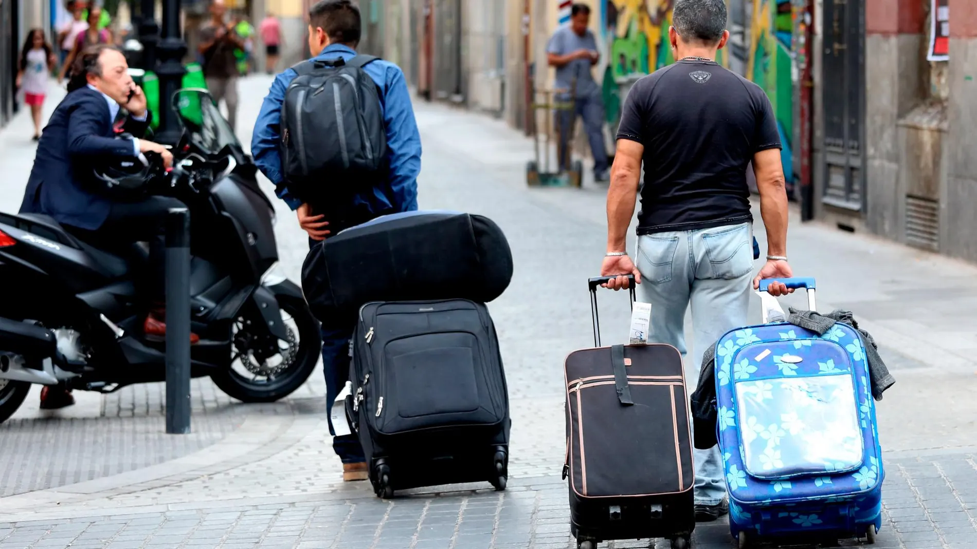Dos turistas con sus maletas en el centro de Madrid / Rubén Mondelo