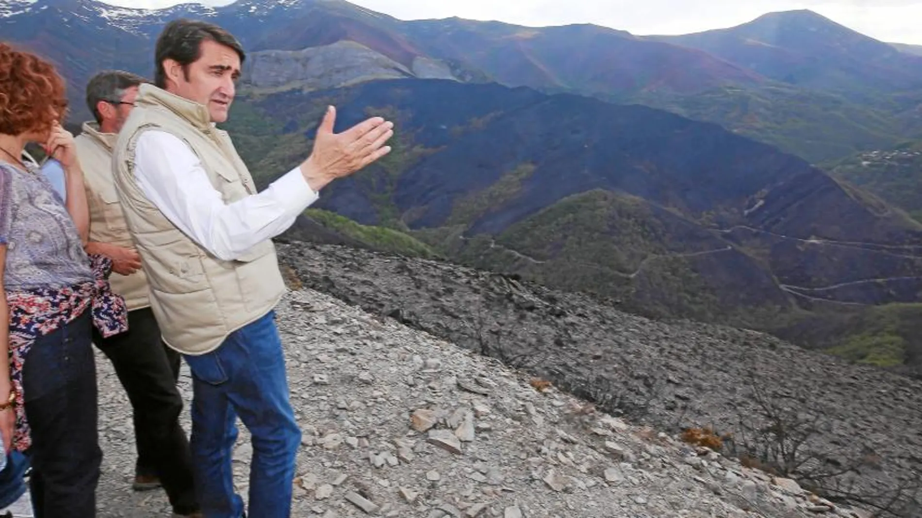 El consejero de Medio Ambiente, Carlos Suárez-Quiñones, visita junto a la alcaldesa de Ponferrada, Gloria Fernández Merayo, la zona arrasada por el fuego