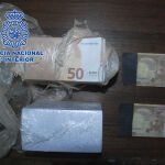 Varios de los paquetes de billetes falsos decomisados