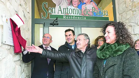 El presidente de la Diputación de Valladolid, Jesús Julio Carnero, en la imagen junto al alcalde de Cogeces del Monte, Fernando Esteban, entre otros, descubre la placa que inauguraba ayer oficialmente la nueva residencia San Antonio de Padua de este municipio vallisoletano