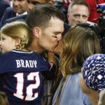 El quarterback Tom Brady (C) celebra el triunfo junto a su esposa, Gisele Bundchen (R),y su hija, Vivian Lake Brady.