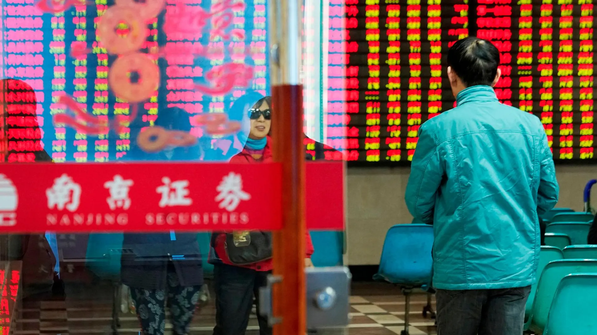 Un hombre entra en un establecimiento financiero en Nanjing (China)