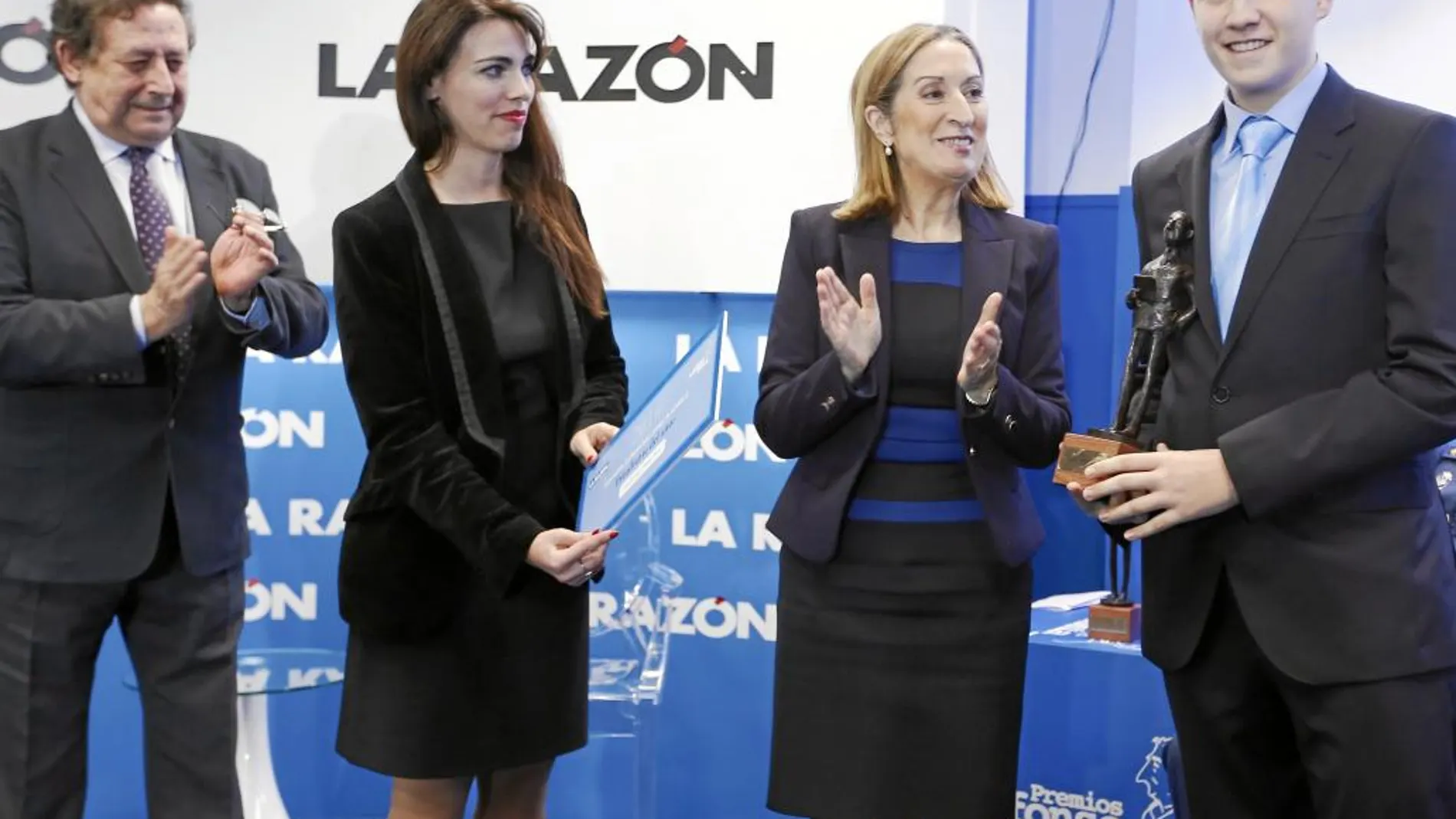 Guillermo Plata, el ganador del año pasado, recibió el premio de manos de la ministra de Fomento, Ana Pastor