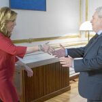La presidenta de la Junta, Susana Díaz, ayer con el embajador de Chile en España