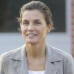 La Reina Letizia Ortiz durante el primer día de sus hijas en el colegio.