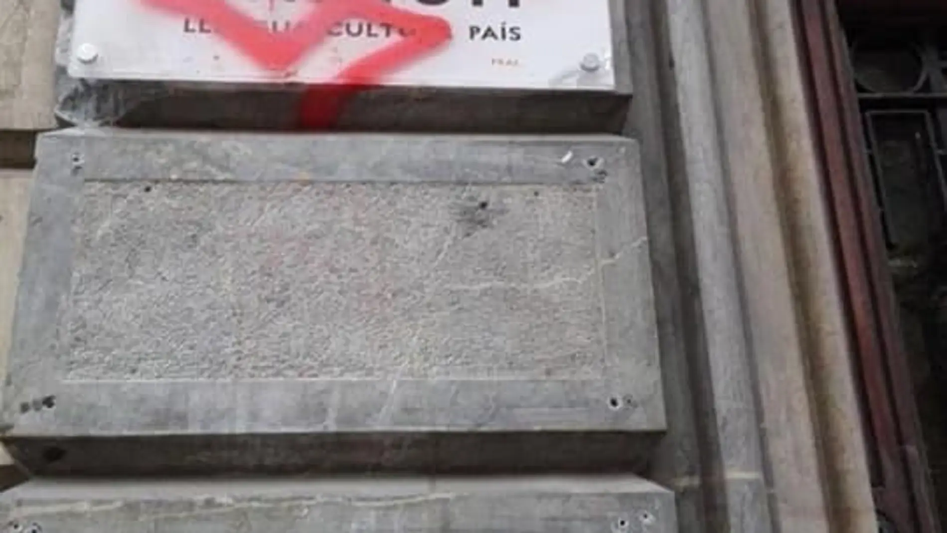Imagen de una de las esvásticas nazis en la fachada de la entidad independentista