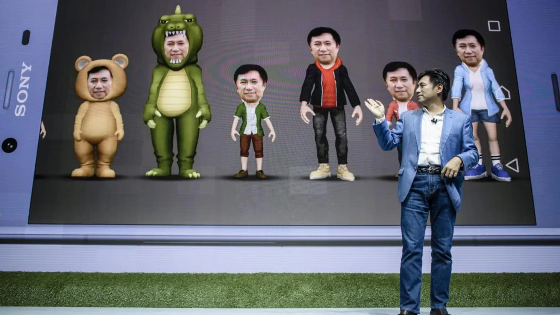 El vicepresidente ejecutivo de Ventas globales de Sony Mobile, Hideyuki Furumi, presenta algunos avatares disponibles en el nuevo Sony Experia XZ1 durante la IFA