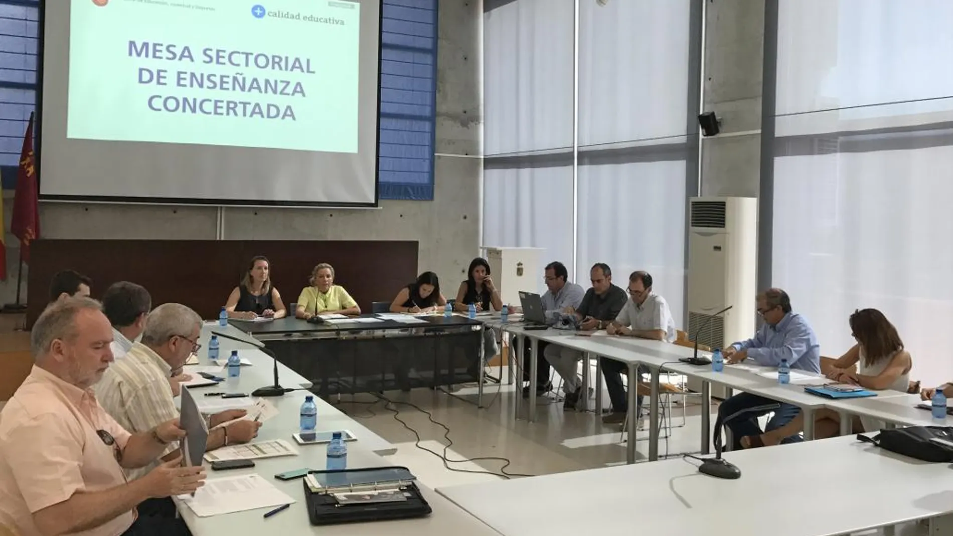 La consejera de Educación, Adela Martínez-Cachá, preside la Mesa Sectorial de Enseñanza Concertada