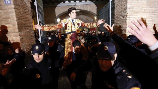 El diestro José Garrido, sale a hombros tras cortar dos orejas a su primer astado en la corrida de toros de la Feria de Fallas