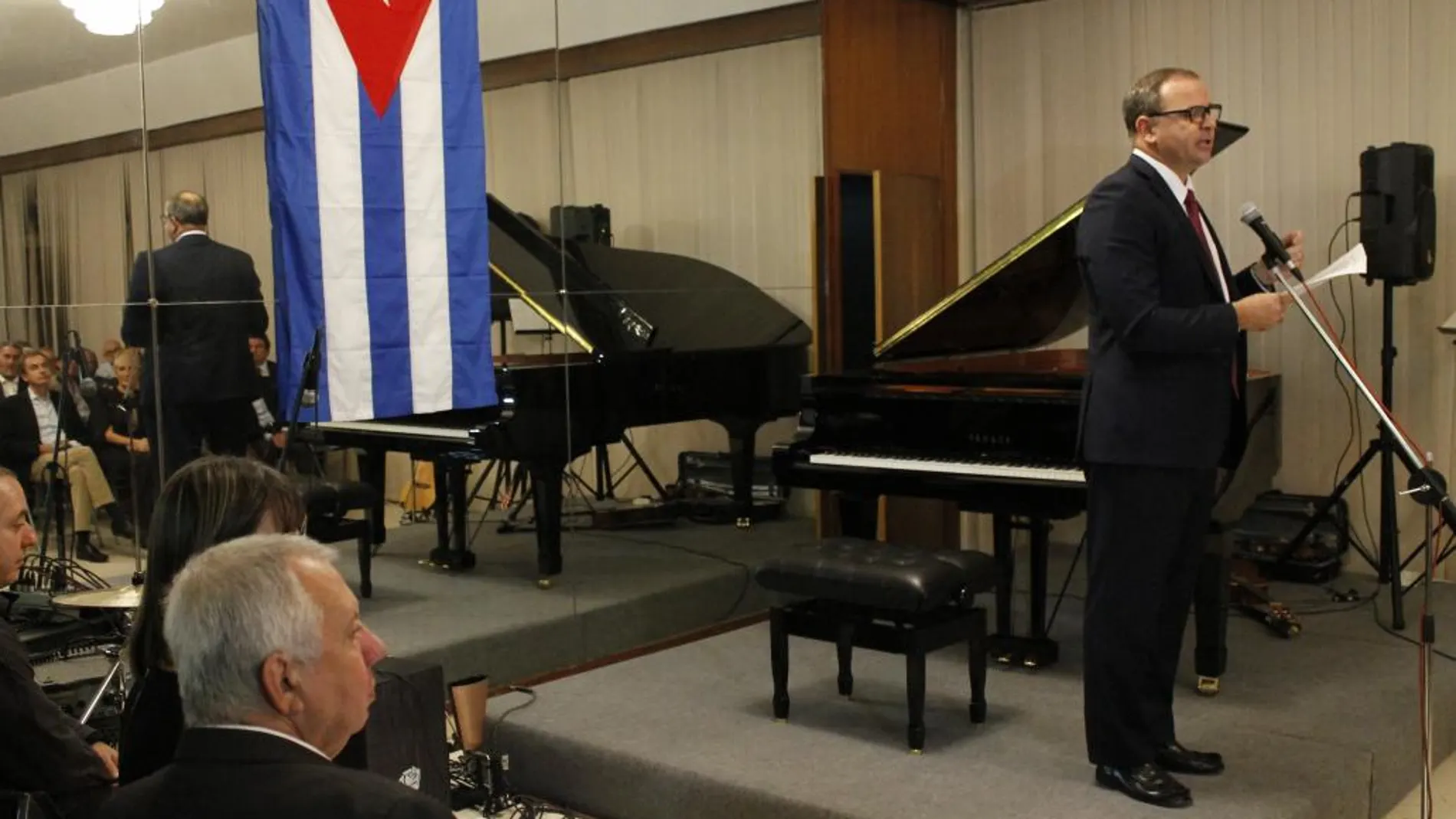 Instante en el que el señor embajador de la República de Cuba en España, don Eugenio Martínez Enríquez, pronuncia su discurso por el Día de la Cultura de su país.