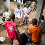 Voluntarios en plena campaña contra el ébola en Sierra Leona
