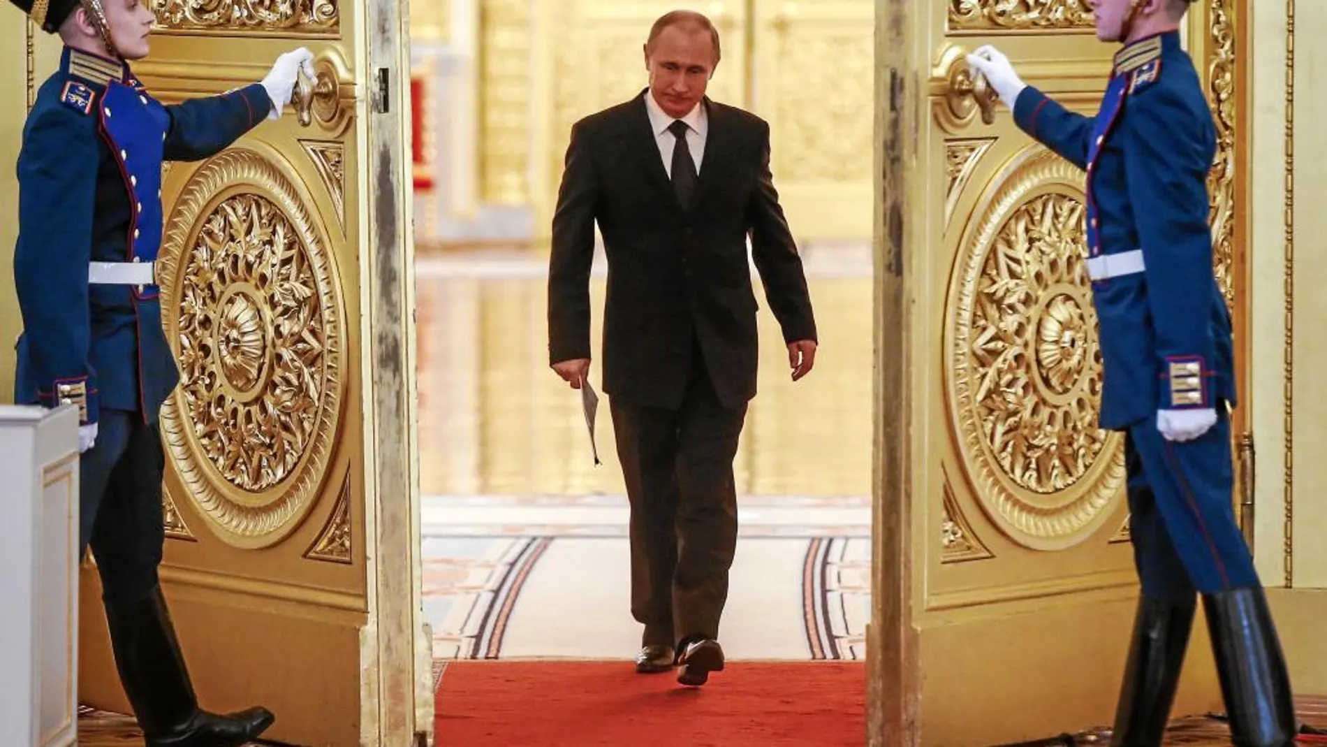 Dos guardias abren las puertas al presidente ruso, Vladimir Putin, en una ceremonia en el Kremlin
