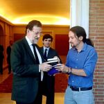 Pablo Iglesias entrega al presidente del Gobierno los libros
