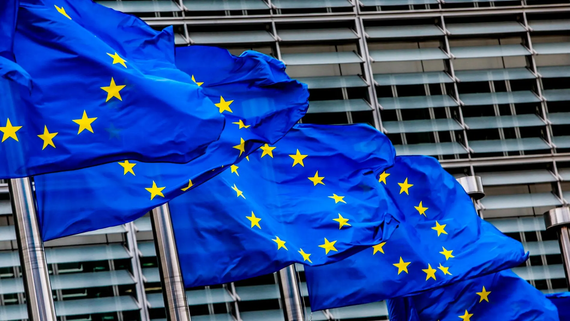 Banderas de la Unión Europea ondean ante la sede de la Comisión Europea en Bruselas