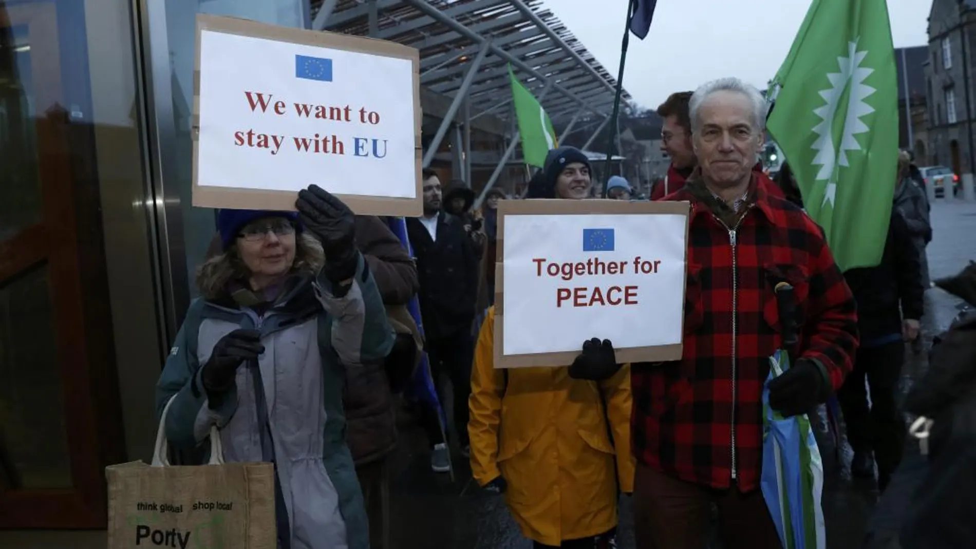 Contrarios al Brexit durante una protesta frente al parlamento ecocés