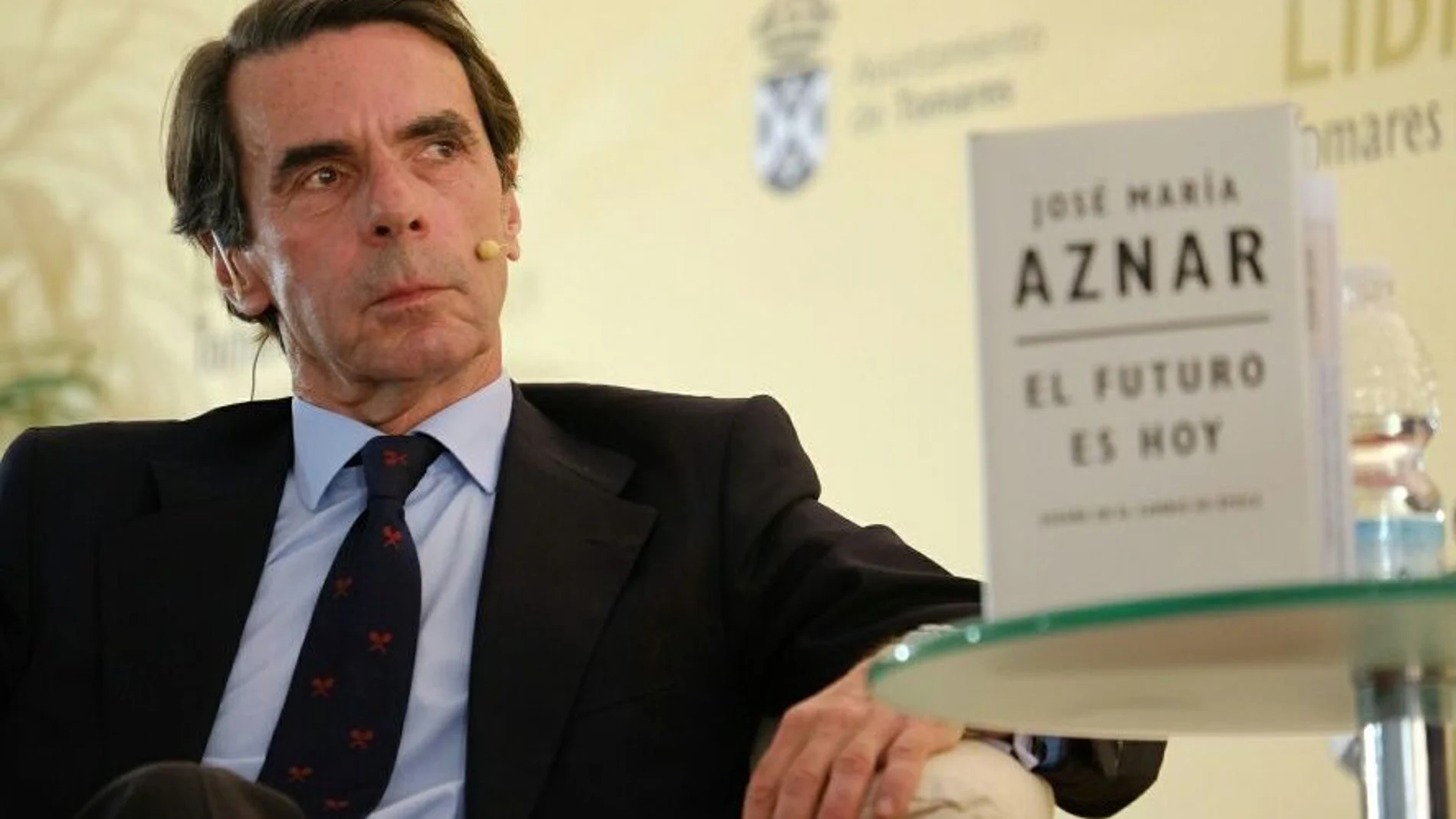 El ex presidente José María Aznar presentó en la Feria del Libro de Tomares su título “El futuro es hoy” /Foto: K-Imagen