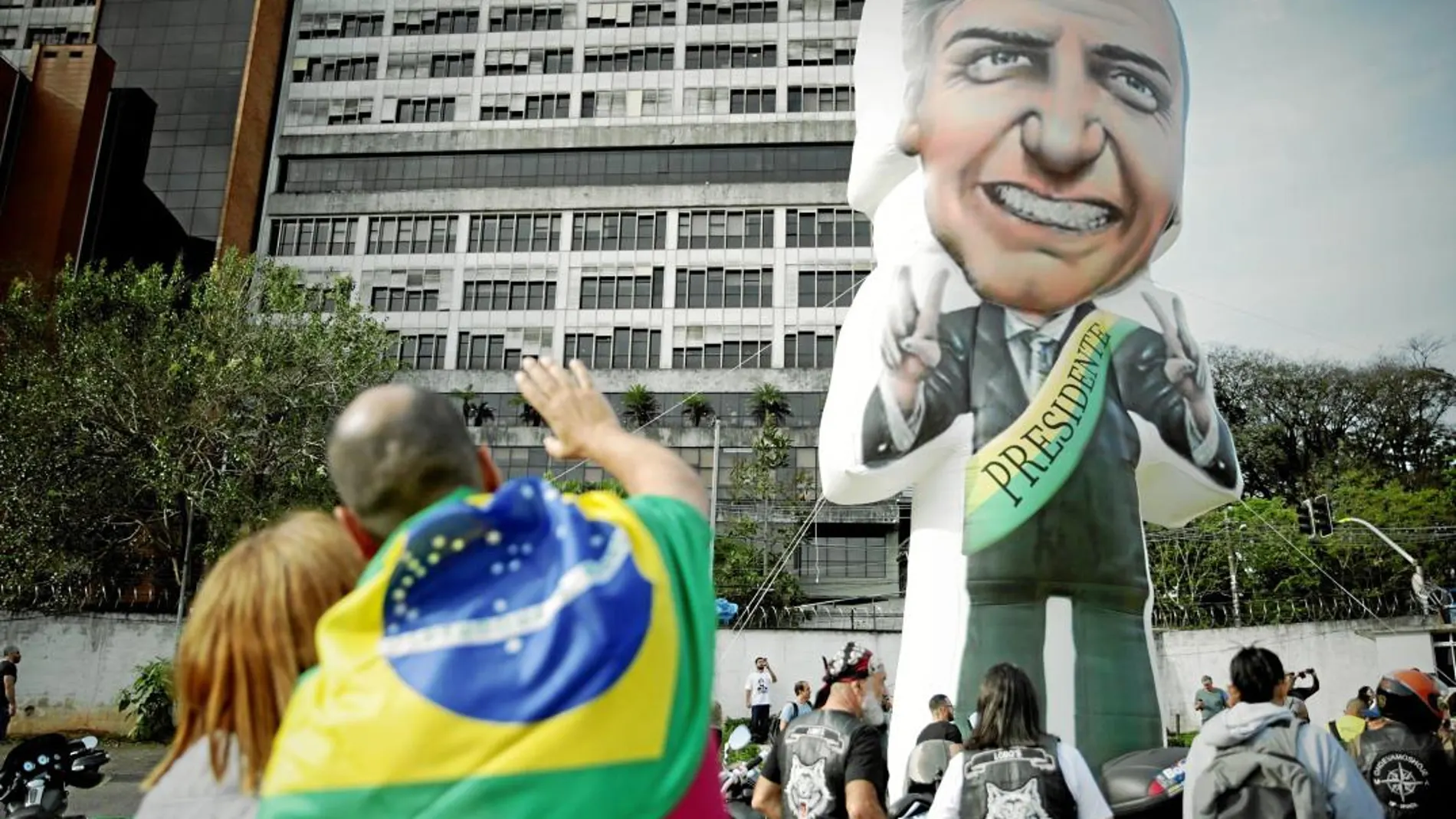 Seguidores de Jair Bolsonaro se reunieron ayer frente al hospital Albert Einstein, en Sao Paulo, donde el candidato se recupera tras ser apuñalado