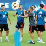 Luis Enrique prepara la sesión de entrenamiento de la Selección, ayer, en Elche / Efe