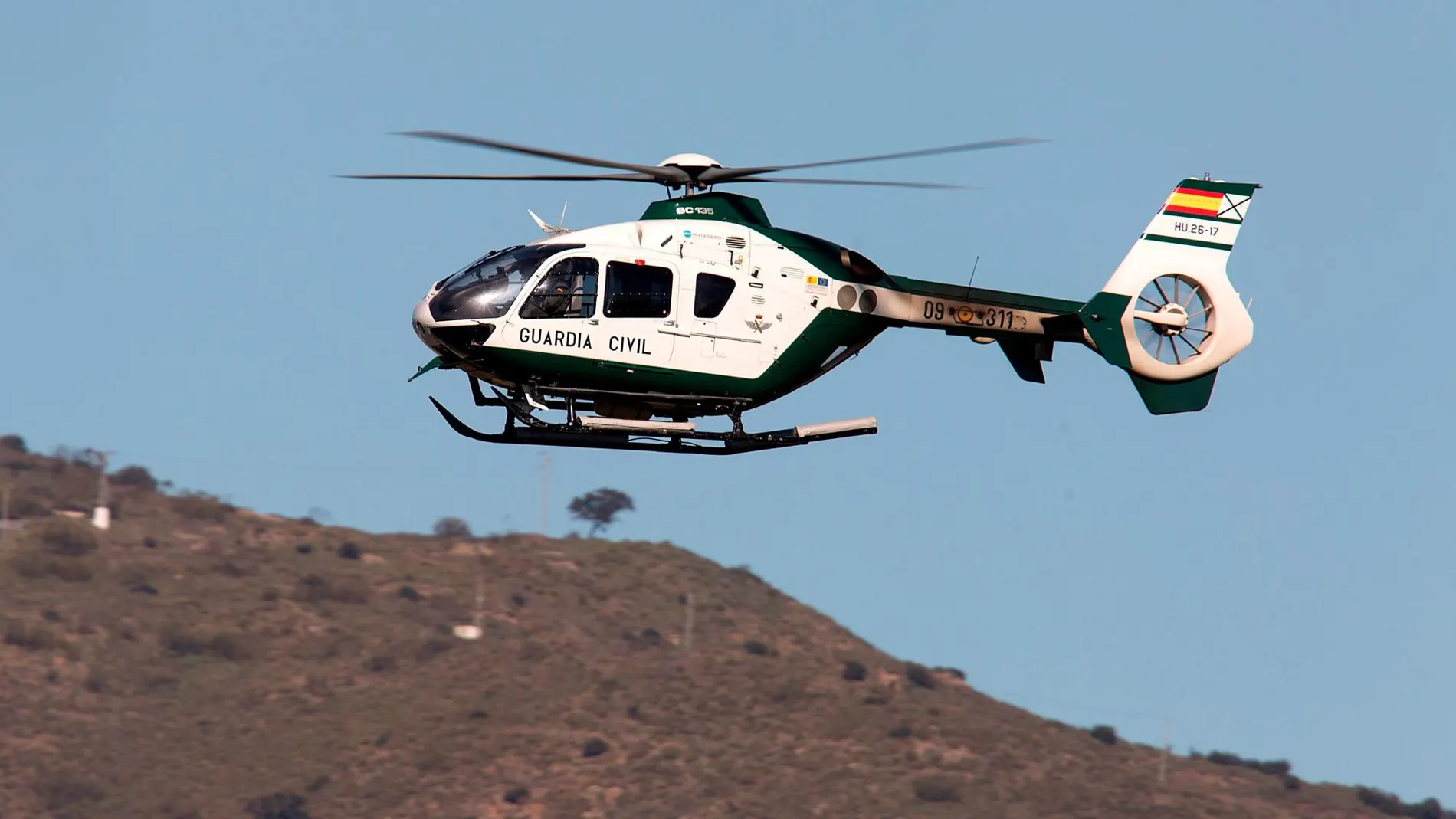 Un helicóptero de la Guardia Civil tras llevar material explosivo a Totalán