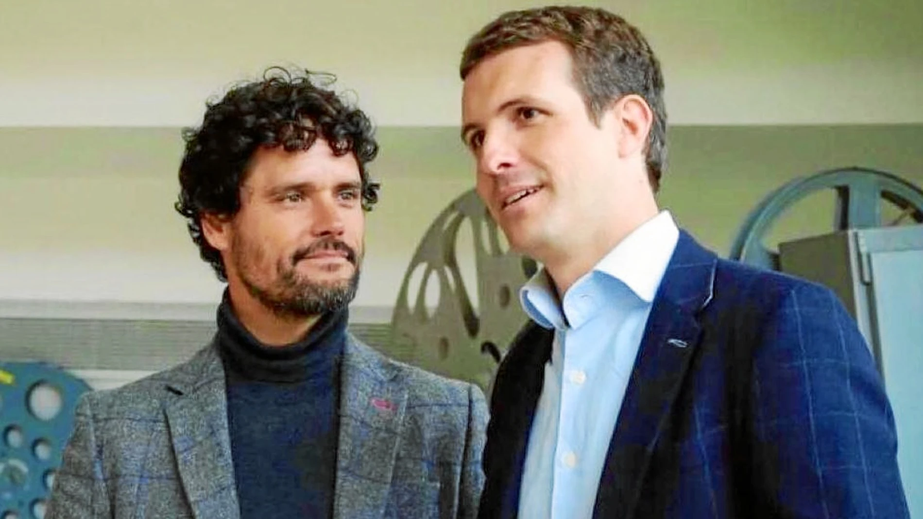 El líder del Partido Popular, Pablo Casado, participó ayer en un acto de precampaña en Córdoba junto al torero Miguel Abellán / Efe