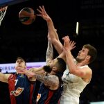 Kuzmic, Poirier y Voigtman luchan por un rebote