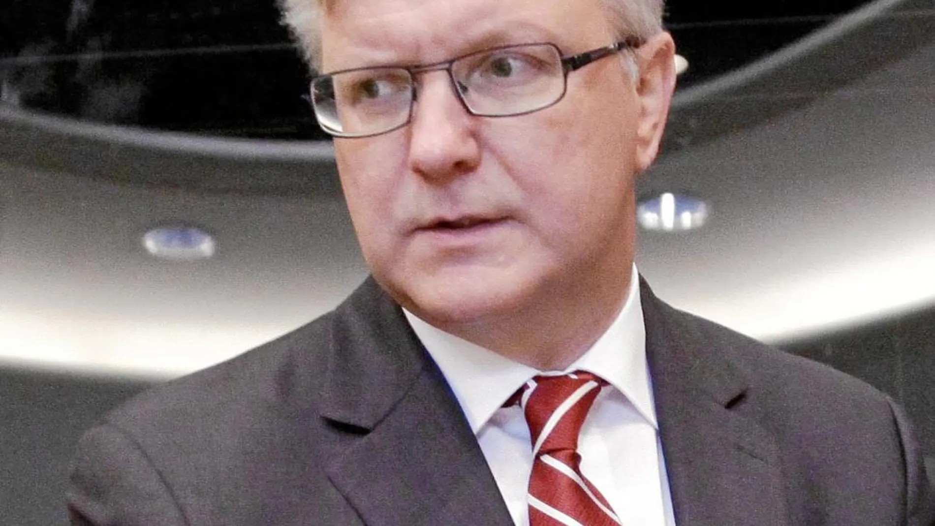 Olli Rehn, a su llegada a una reunión de la Comisión de Asuntos Económicos y Monetarios del Parlamento Europeo