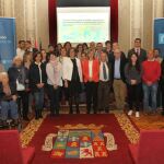 Ángeles Armisén junto a algunos de los 35 representantes de entidades sociales en la presentación de la Guía