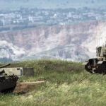 Carros de combate israelíes vigilan la frontera con Siria en los Altos del Golán.