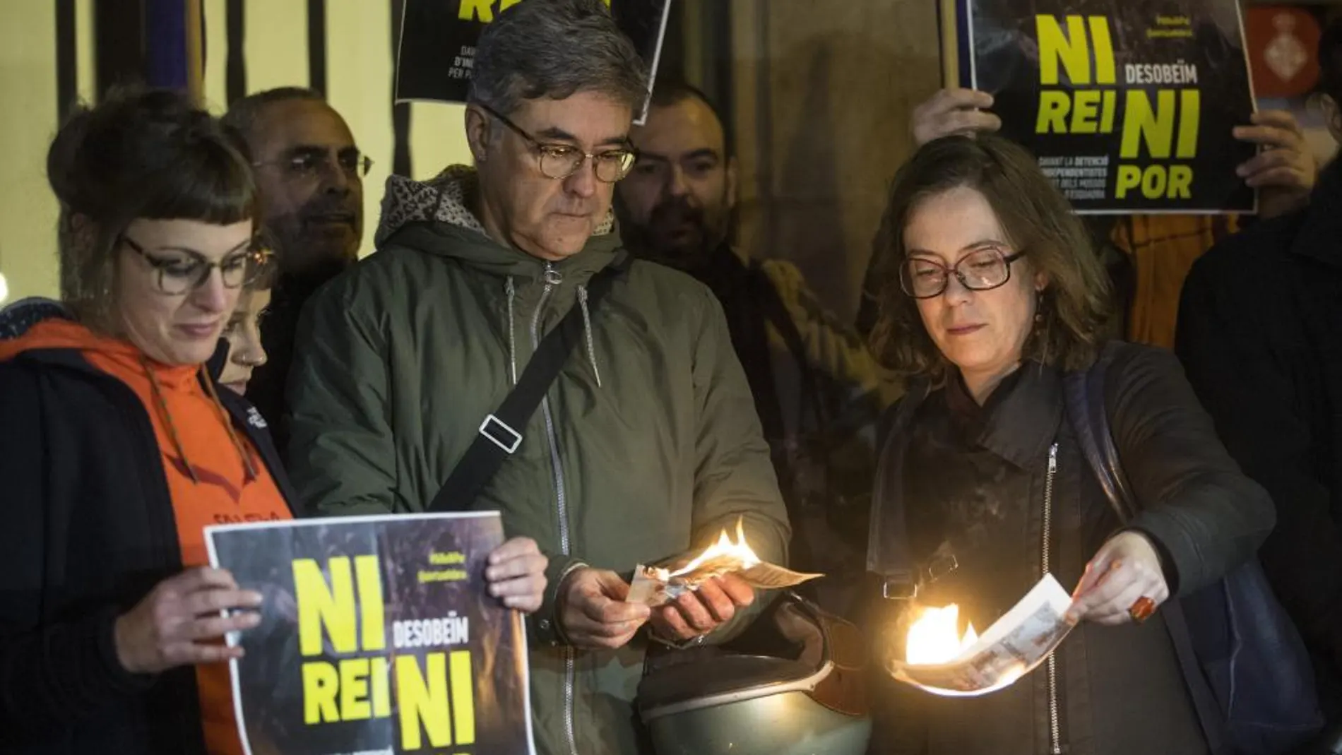 Las diputadas de la CUP Mireia Vehí (i) y Eulalia Reguant (d), durante su participación hoy en la concentración convocada en Barcelona en solidaridad con los cinco investigados por quemar fotos del Rey durante la Diada