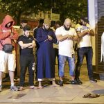 Varios vecinos de Finsbury Park, al norte de Londres, rezan en el lugar del ataque en el que murió una persona y otras 10 resultaron heridas