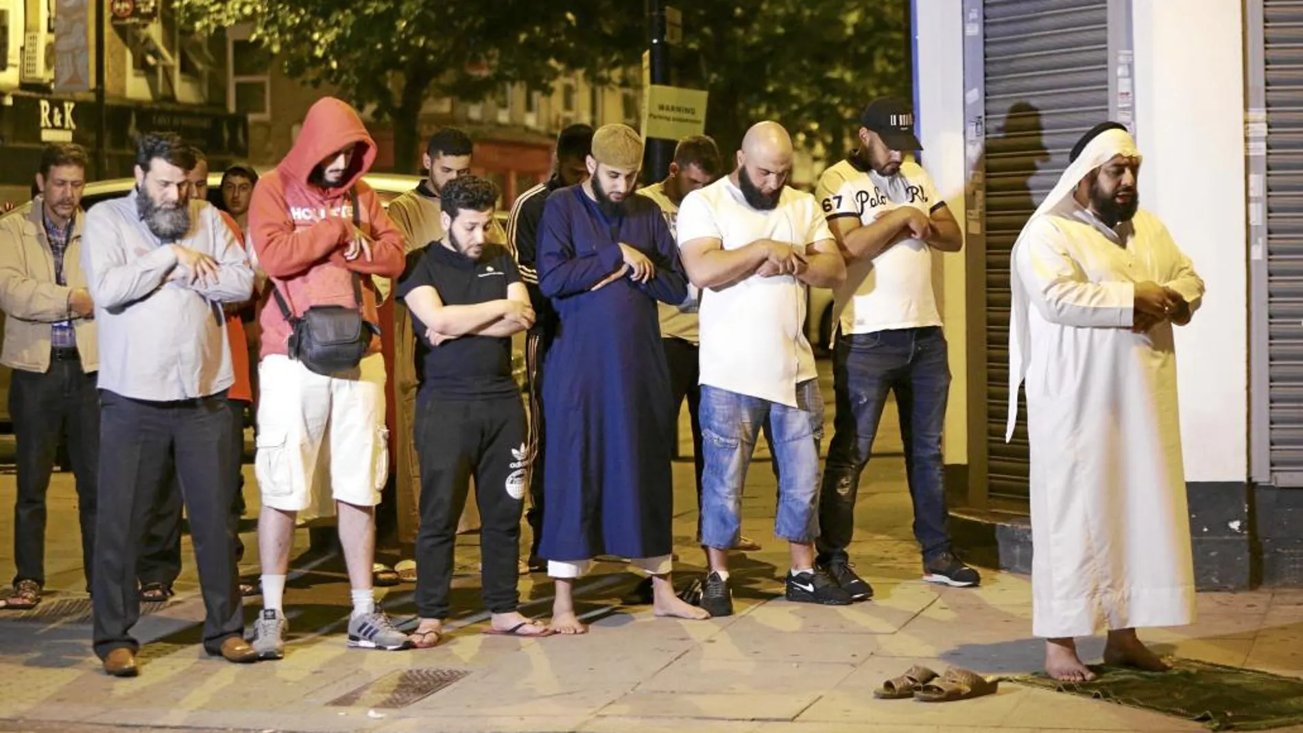 Varios vecinos de Finsbury Park, al norte de Londres, rezan en el lugar del ataque en el que murió una persona y otras 10 resultaron heridas
