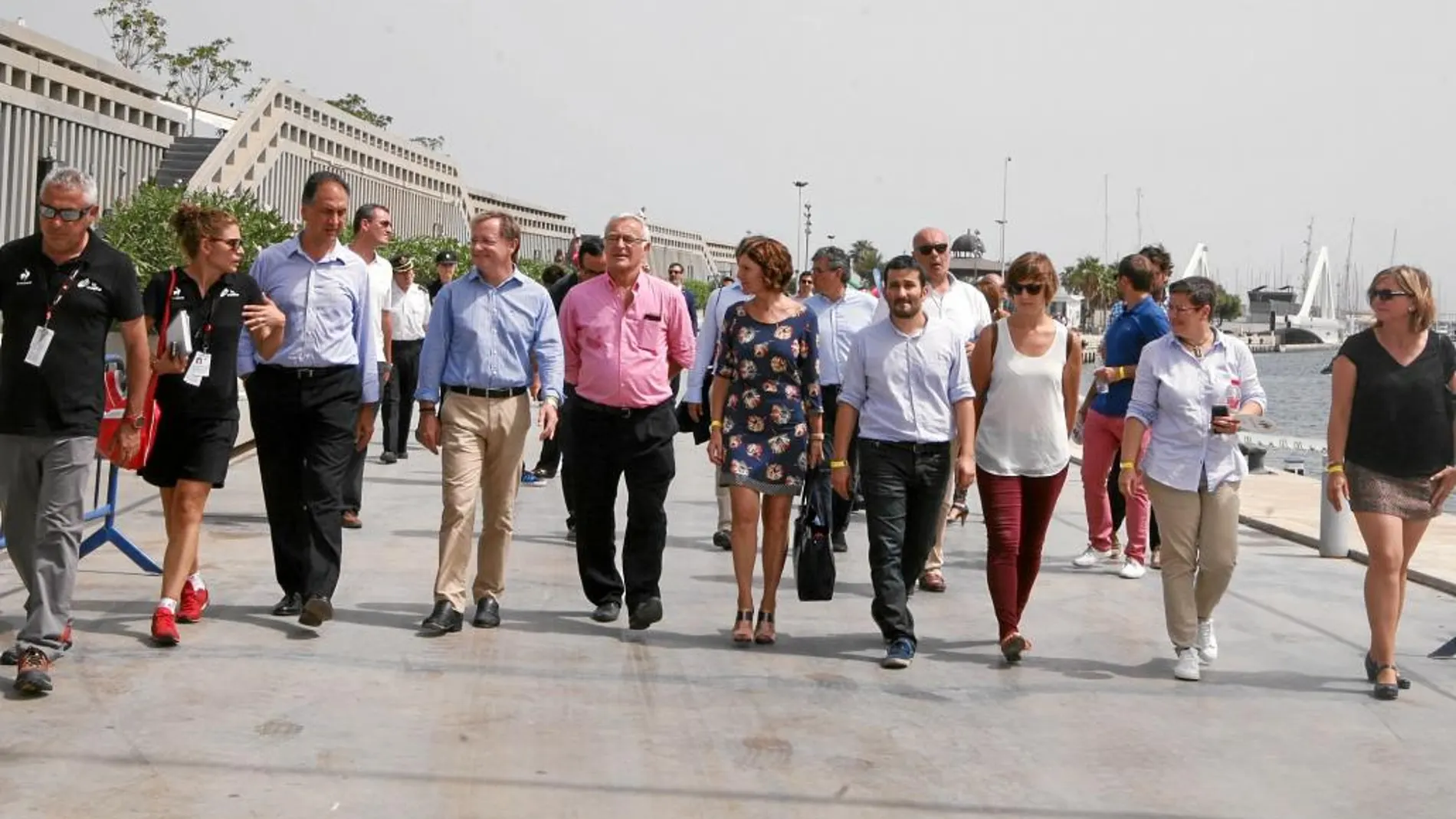 El alcalde de Valencia y el delegado del Gobierno, Juan Carlos Moragues, pasearon por la Marina antes de la salida de la Vuelta Ciclista a España