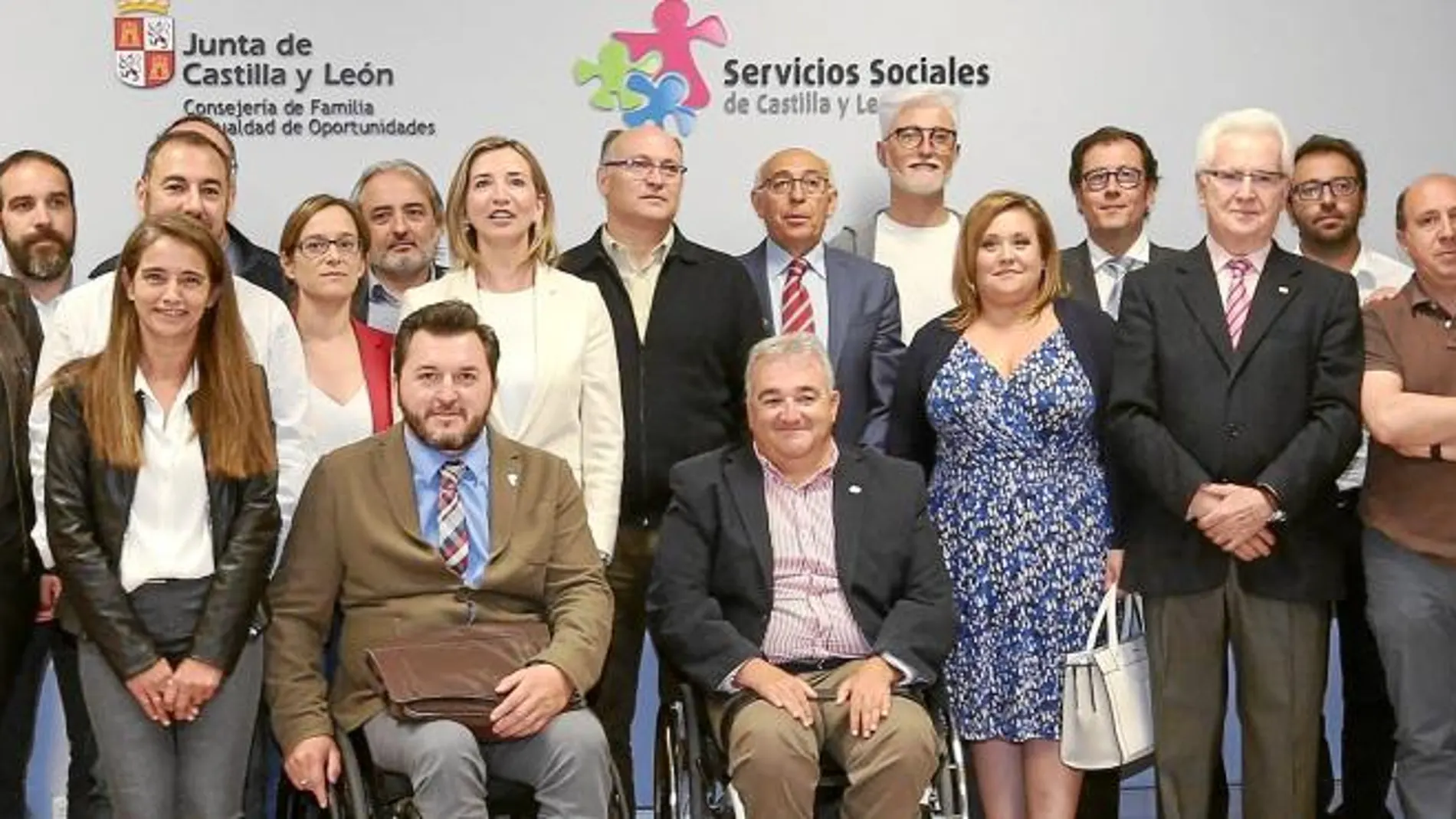 Alicia García junto a miembros de entidades sociales como Francisco Sardón (Cermi), José Varela (Cruz Roja), Juan Pérez (Plena Inclusión), Ismaél Pérez (ONCE) o Ángel lozano (Salud Mental)