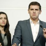 El presidente de Ciudadanos, Albert Rivera, y la líder de su partido en Cataluña, Inés Arrimadas, durante rueda de prensa que han ofrecido en el Parlament de Cataluña tras la reunión con los diputados de la formación naranja en la cámara catalana.