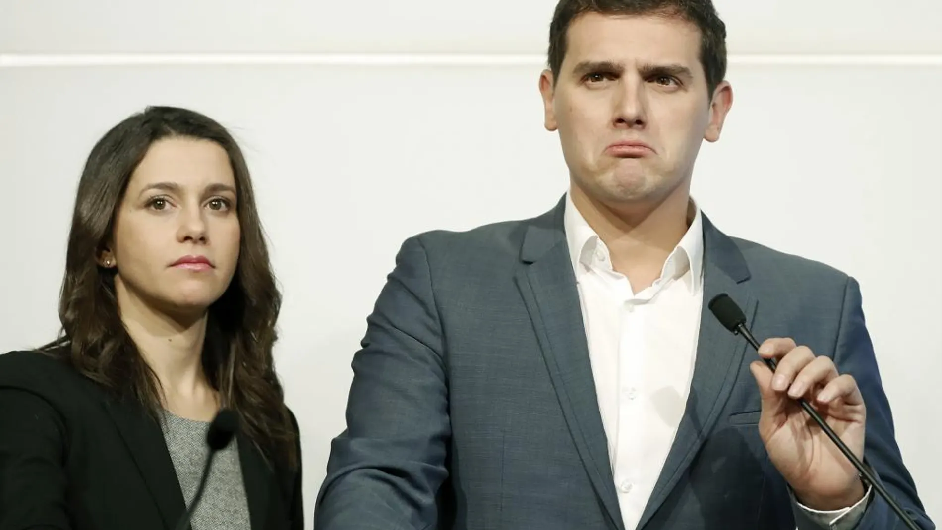 El presidente de Ciudadanos, Albert Rivera, y la líder de su partido en Cataluña, Inés Arrimadas, durante rueda de prensa que han ofrecido en el Parlament de Cataluña tras la reunión con los diputados de la formación naranja en la cámara catalana.