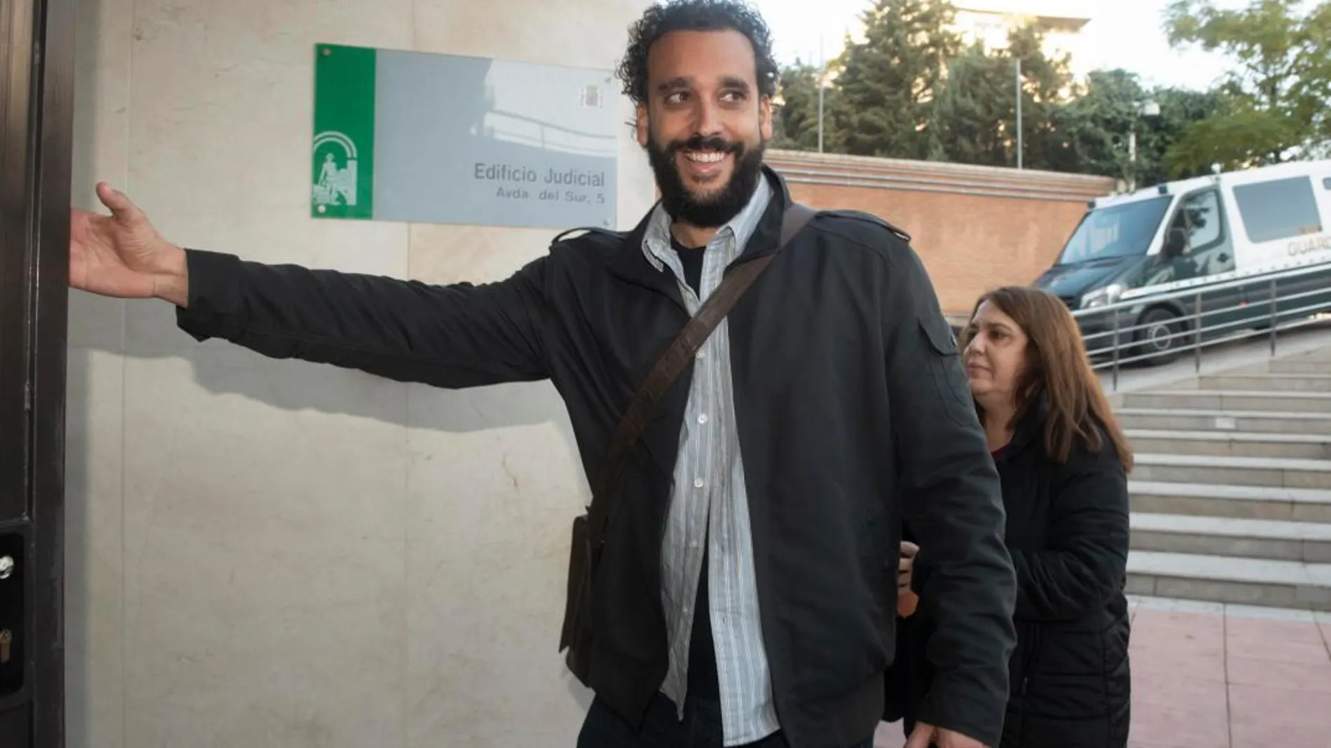 El médico Jesús Candel, conocido como «Spiriman», en los juzgados granadinos (Foto: Efe)