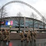 Soldados británicos en Londres antes del partido amistoso del pasado día 17 entre Inglaterra y Francia en los exteriores del estadio de Wembley