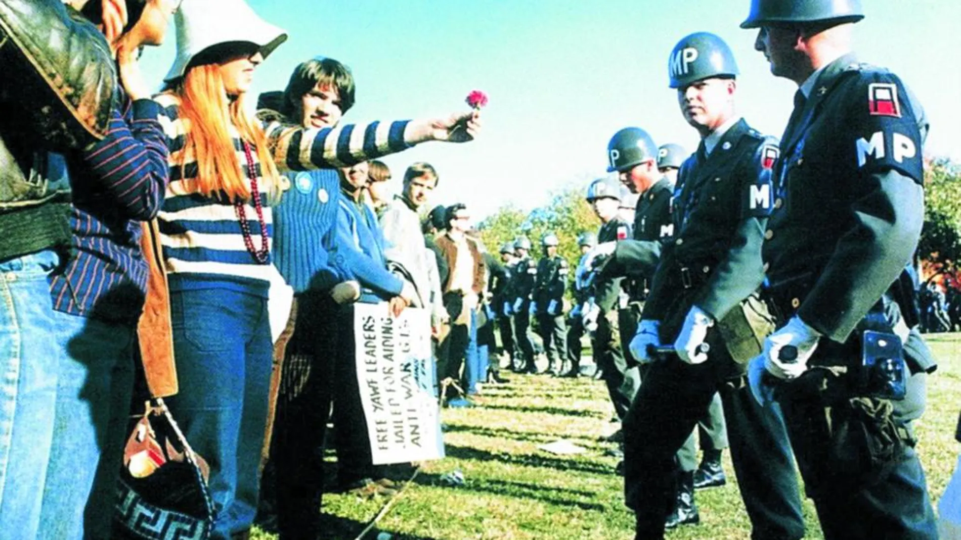Una joven ofrece una flor en símbolo de paz a un oficial de la Policía militar en una concentración ante el Pentágono el 21 de octubre de 1967, en pleno auge de las protestas antibélicas